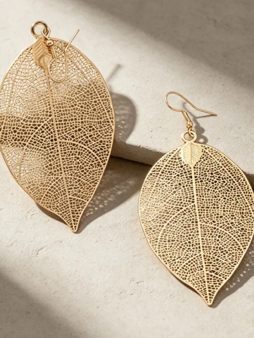 New! Gold Filigree Leaf Dangle Earrings • NWT #ga - Picture 2 of 3